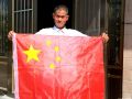 老汉9年如一日升国旗 已换40多面国旗