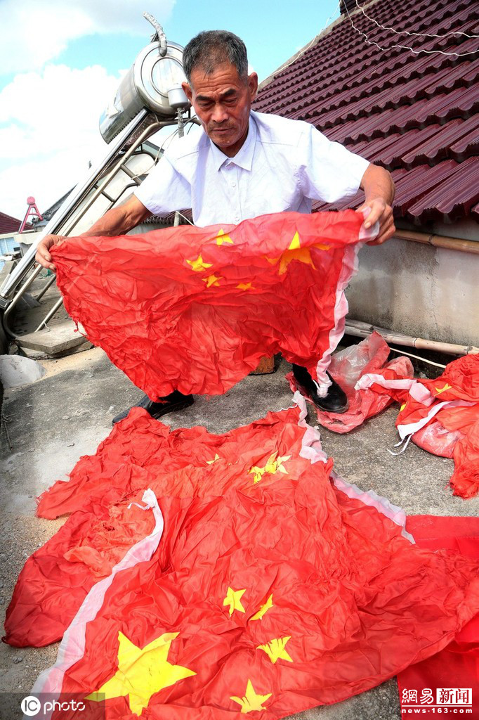 他家里养鸡，养蚕，家庭致富了，儿子在城里工作，坚持升国旗是为了表达对党和祖国的感激之情。