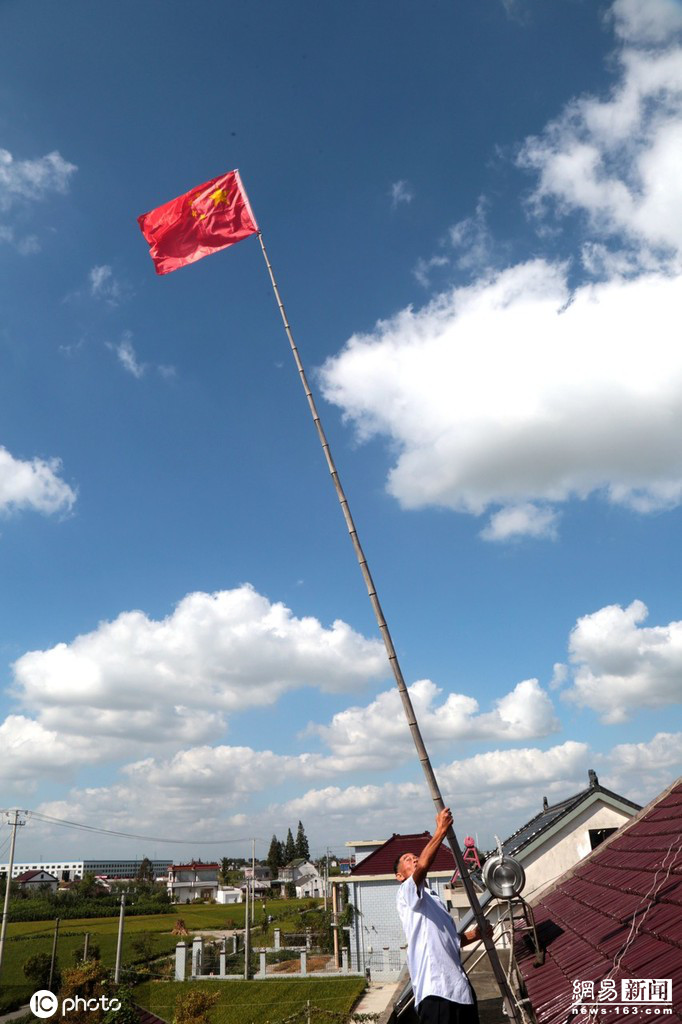 他坚持不懈，每天爬上楼顶，把国旗穿在竹杆上，竖起来，向国旗敬礼。