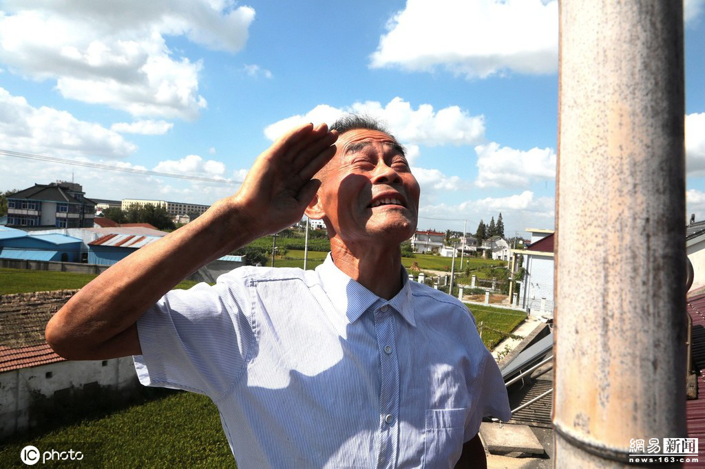 同时在屋顶上架设高音叭喇，向全村播放国歌。