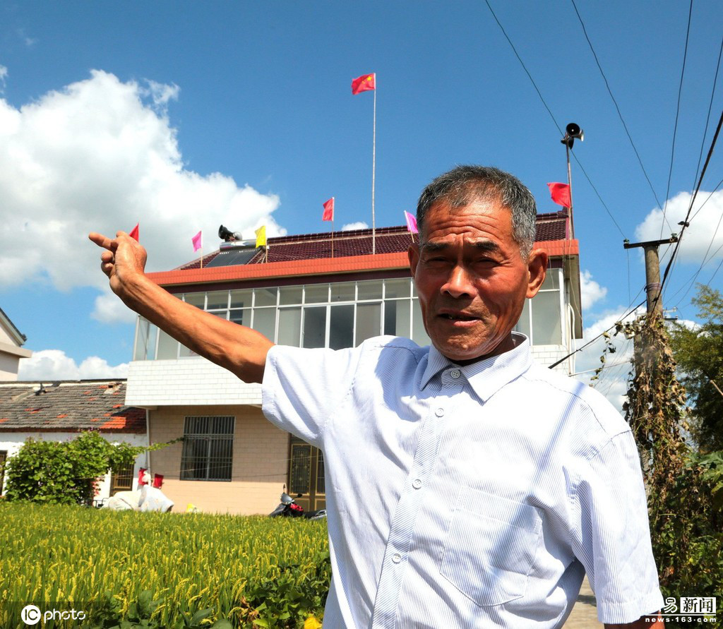 今年适逢新中国成立70周年大庆，他又在屋顶插上彩旗，呈现出喜庆节日气氛。