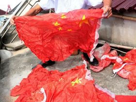 他家里养鸡，养蚕，家庭致富了，儿子在城里工作，坚持升国旗是为了表达对党和祖国的感激之情。