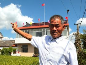 今年适逢新中国成立70周年大庆，他又在屋顶插上彩旗，呈现出喜庆节日气氛。